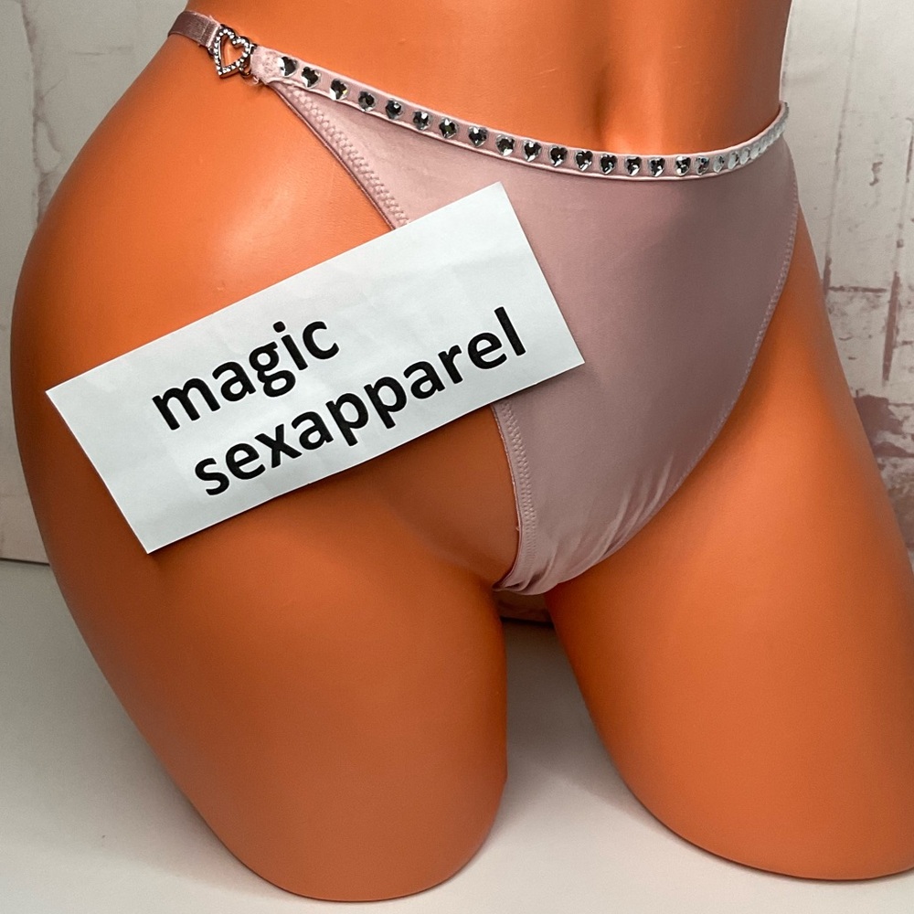 VS M HIGH-LEG BRAZILIAN PANTY SMOOTH CRYSTAL HEARTS EMBELLISHMENTS SMOOTH PINK